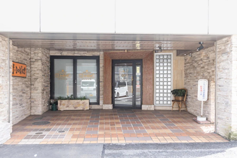 J.ドリス（医院隣 飲食店）前 2台駐車場の写真